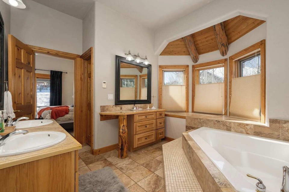 Master en-suite 5 piece bath. 