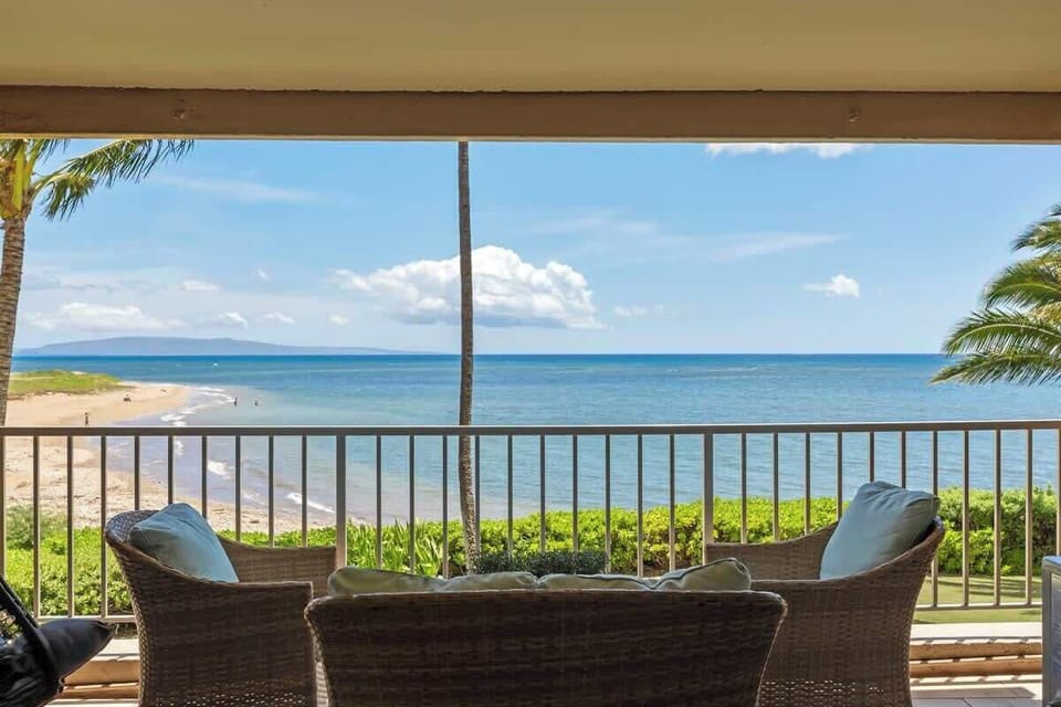 Lanai lounging with a view.