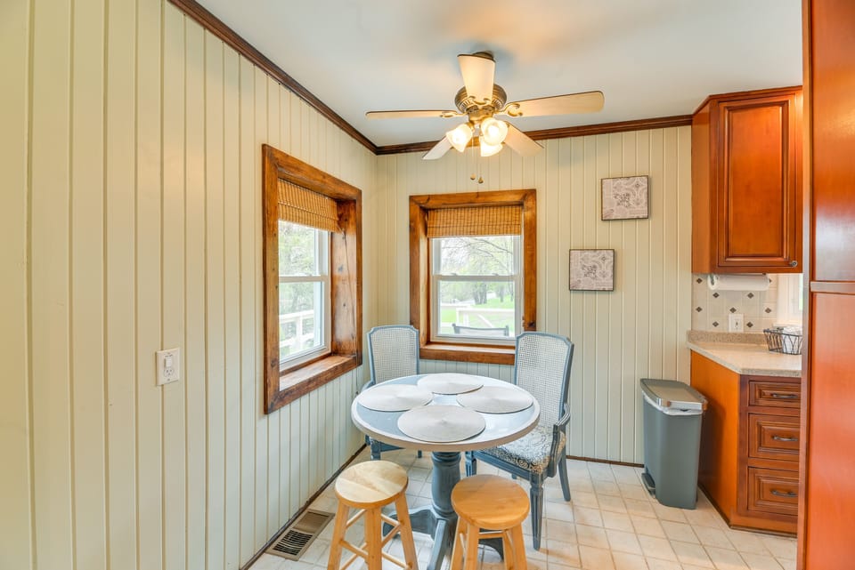 Dining Area | Dishware/Flatware Provided
