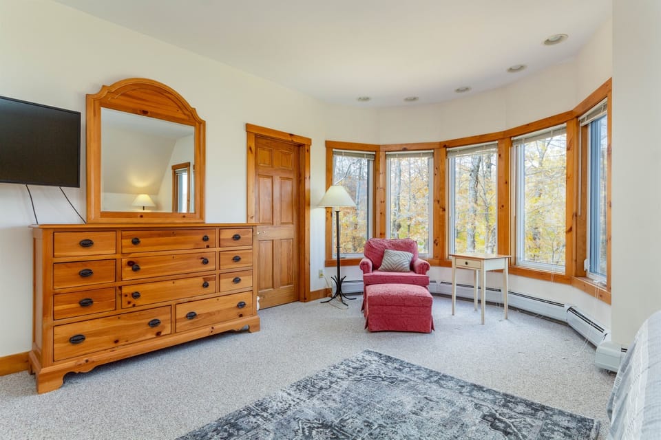 Large master bedroom suite. Kingsize bed and ensuite bath