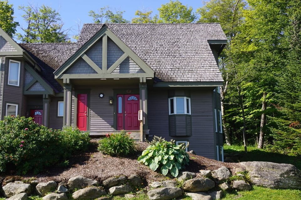 Private entrance with ski locker