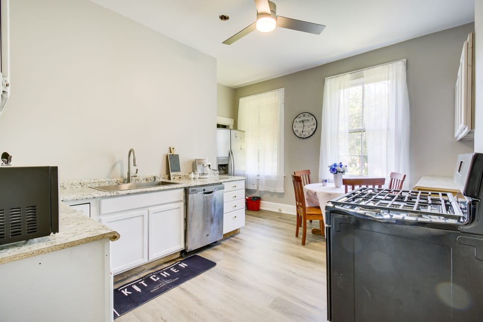 Kitchen | Paper Towels/Trash Bags Provided | Dining Table