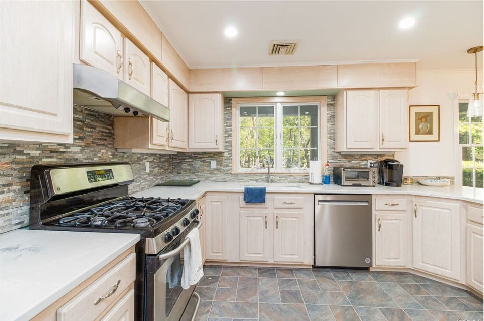 Spacious Kitchen w/ Gas Stove, Dishwasher, and kitchen island counter top chairs