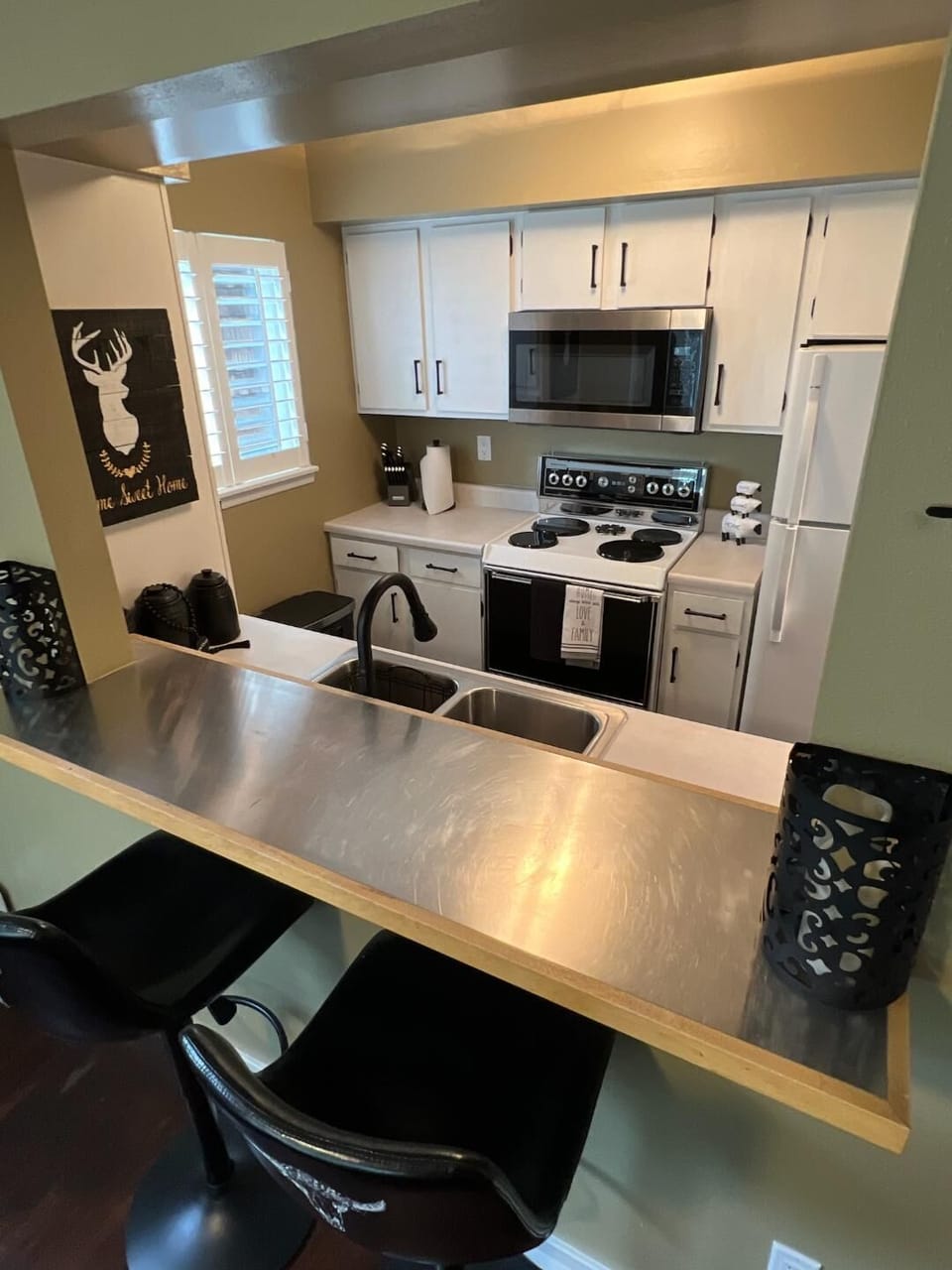 comfy Swivel chairs to chat it up with the chef