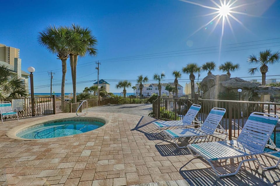 Hot tub with view of Gulf of Mexico at front of complex 