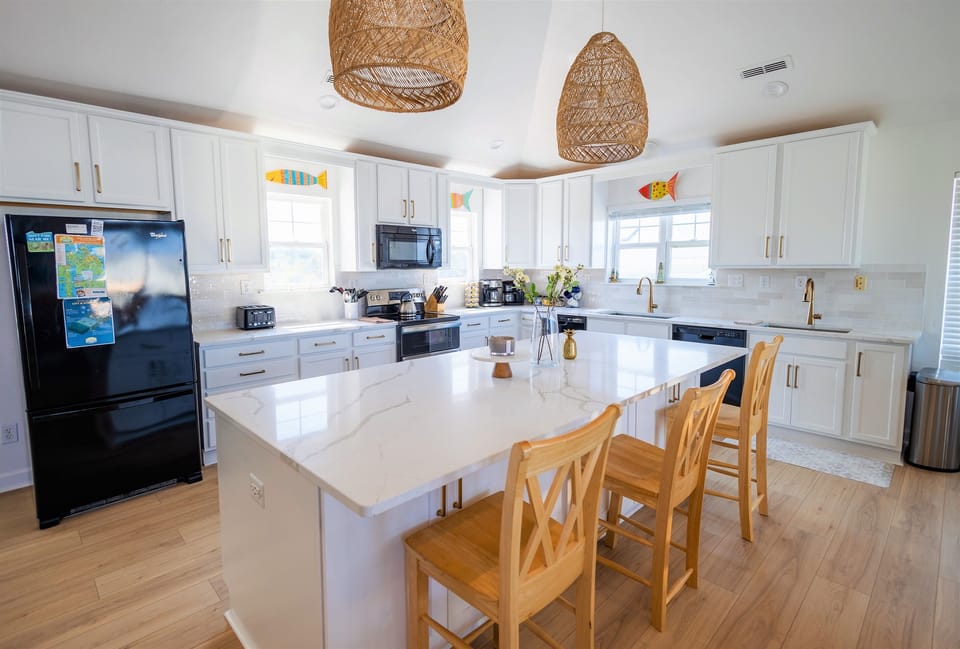 Huge 9 ft quarts island to socialize and cook at the same time!  Yes, that's two sinks and two dishwashers you see!