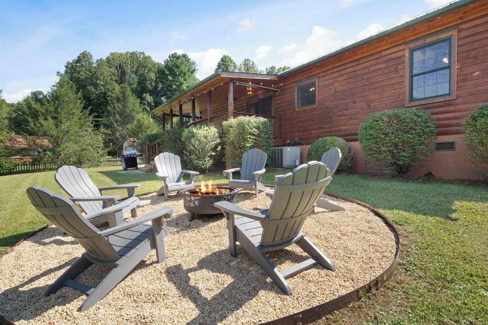 Fire pit with seating for 6. Roasting sticks are in kitchen for s'mores! 