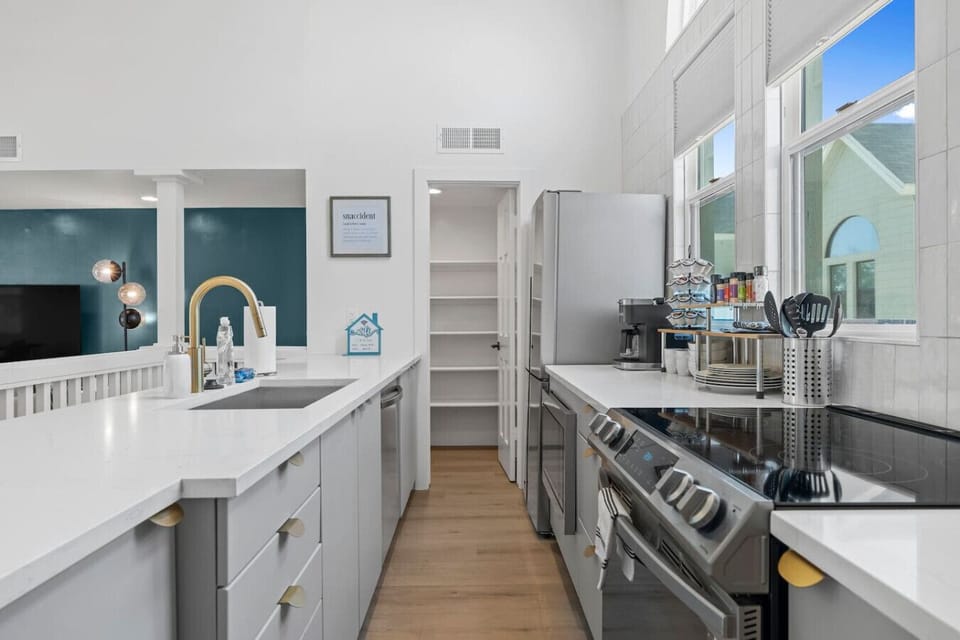 Discover the joy of cooking in the simple yet well-equipped kitchen, complete with a fridge, microwave, and coffee maker. Experience convenience and culinary delights, making your stay a truly great experience.