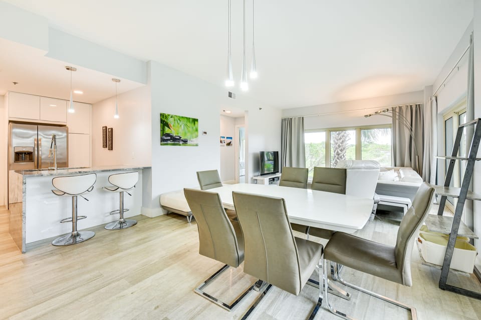 Living/Dining Area | Free WiFi | Central A/C & Heat