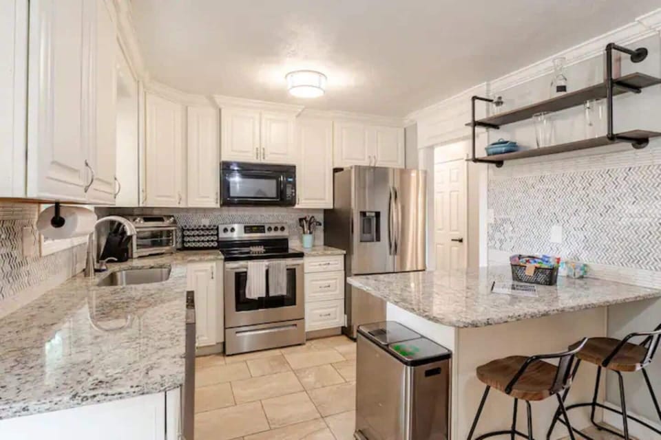 Full kitchenFull kitchen