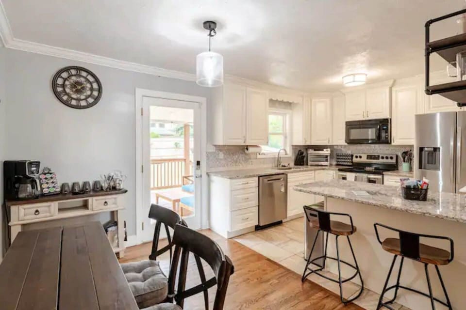 Full kitchen, dining area, coffee bar