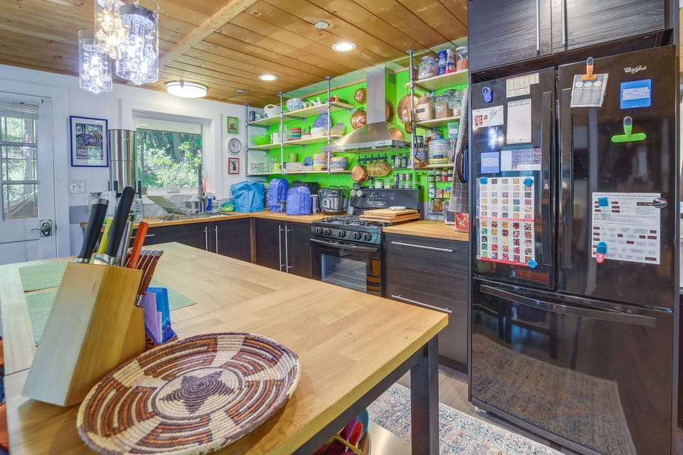 Kitchen | Coffee Maker | Toaster | Complimentary Spices