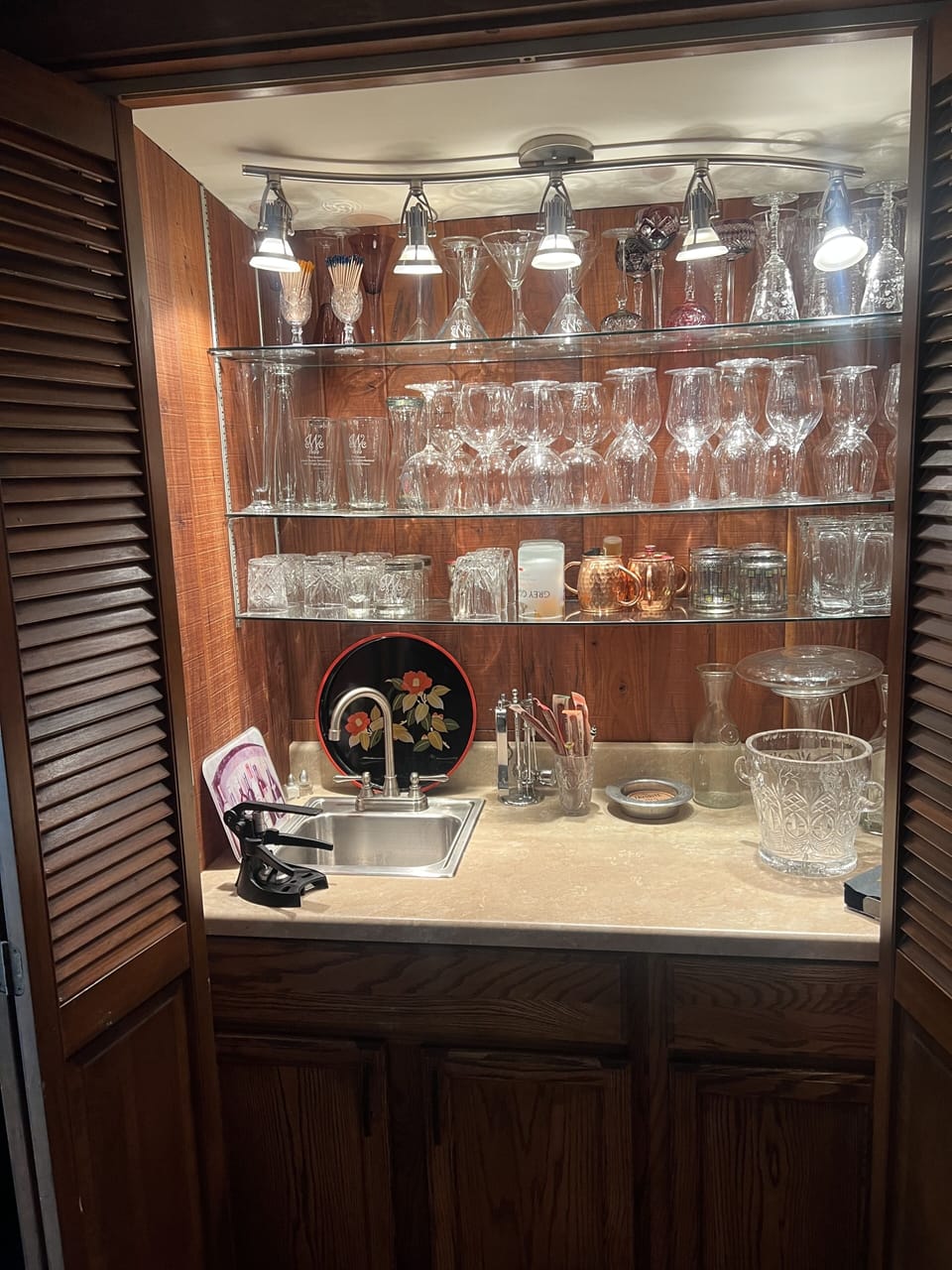 The fully equipped wet bar in FR