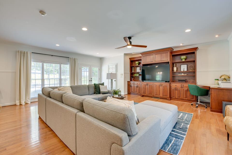 Living Room | 1st Floor | Smart TV | Free WiFi | Central A/C & Heating