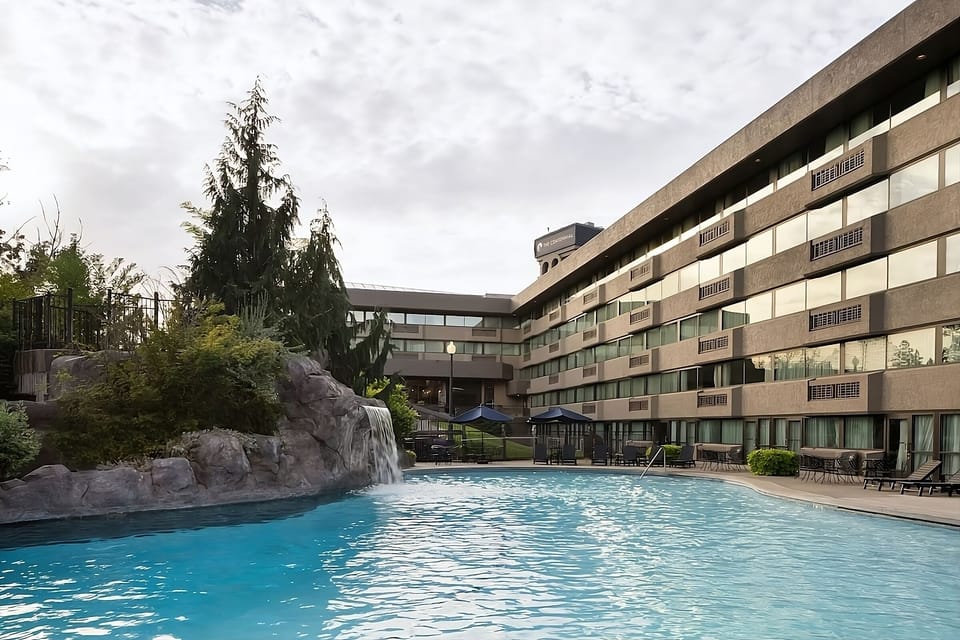 Outdoor pool (seasonal)