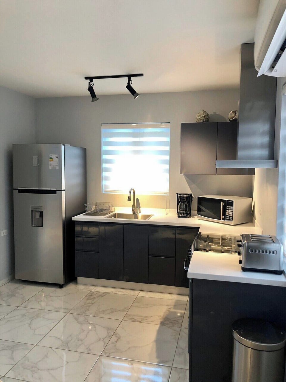 XevizeApt-1- 2BR-1BTH-modern - perfect location (212)