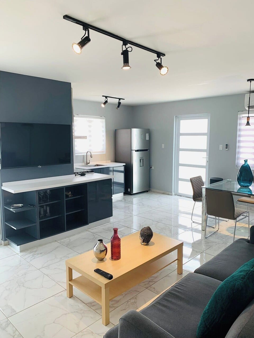 Xevize Apartment 3-Modern2BDR-1BTH-perfect location (248)