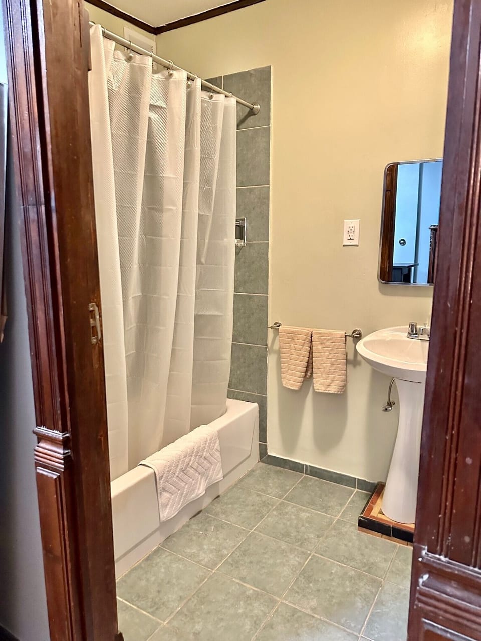 Shower/bathtub