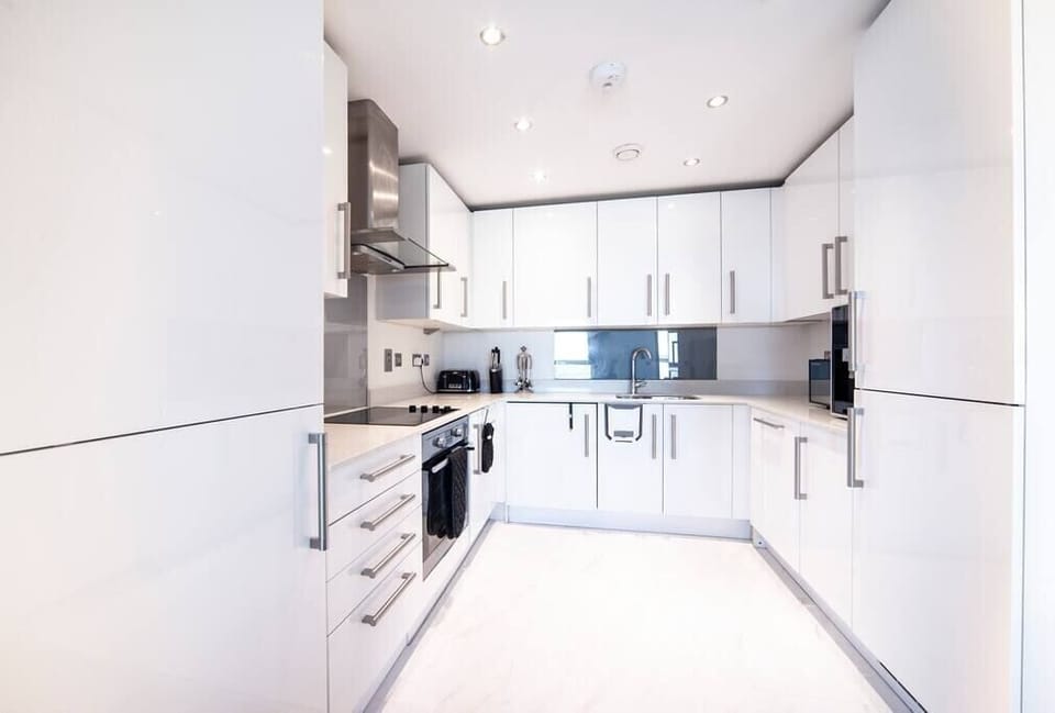 This kitchen is fully equipped with a dishwasher, washing machine, dryer, kettle, toaster, oven, four cooking hobs, fridge freezer, and all necessary kitchenware. In addition, we also provide complimentary tea and coffee for your convenience.