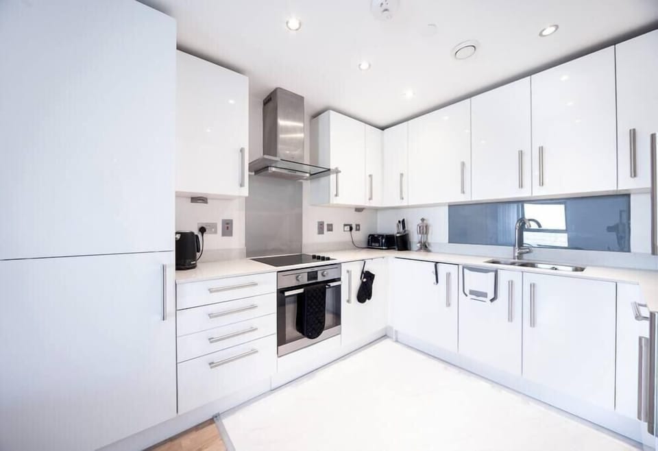 This kitchen is fully equipped with a dishwasher, washing machine, dryer, kettle, toaster, oven, four cooking hobs, fridge freezer, and all necessary kitchenware. In addition, we also provide complimentary tea and coffee for your convenience.