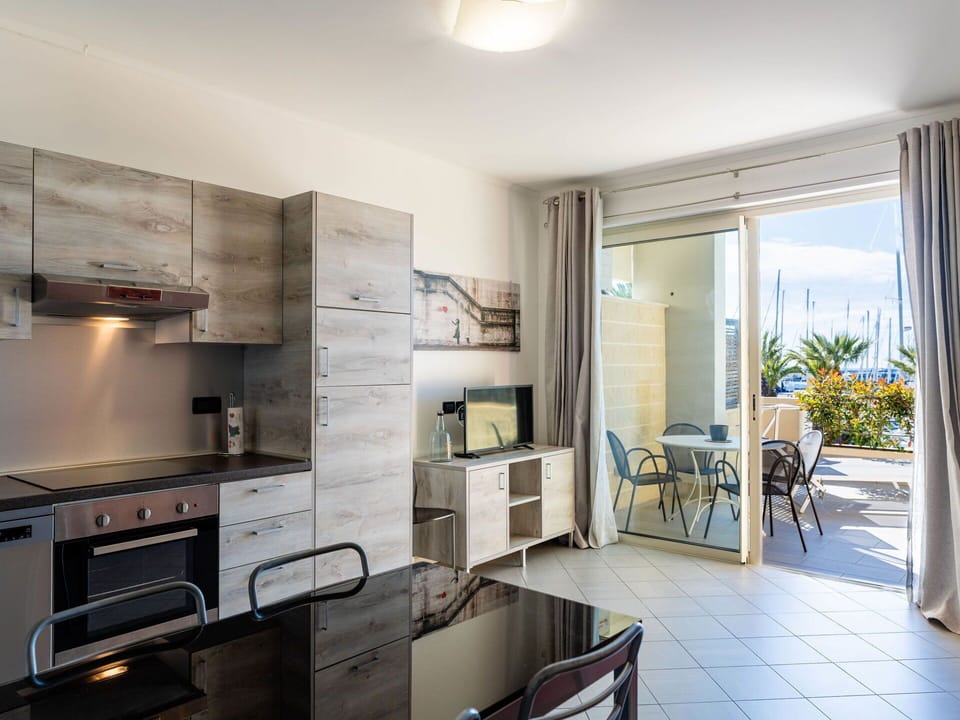 Furniture, Apartment, Chair, Shade, Kitchen & Dining Room Table, Aluminium, Hotel, Countertop, Houseplant, Penthouse Apartment