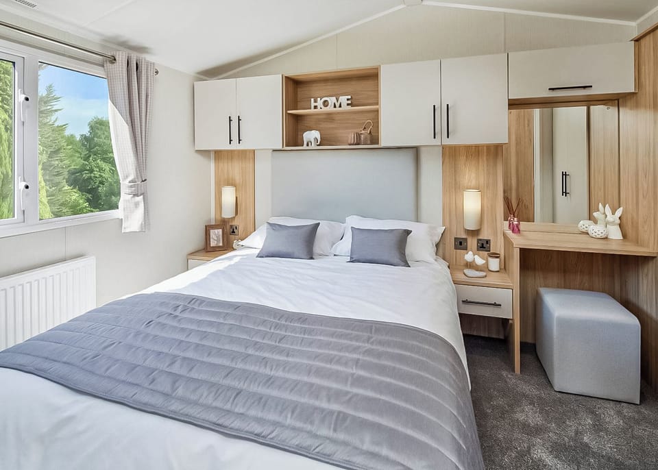 Bedroom, Bed, House