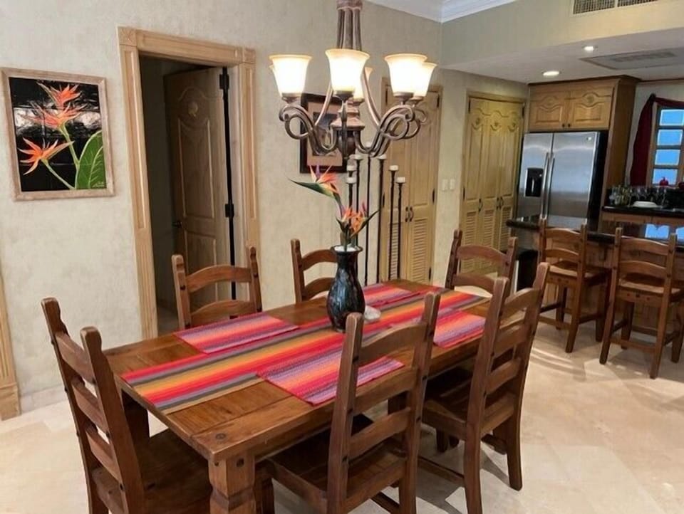 Dining area, seating for 6.