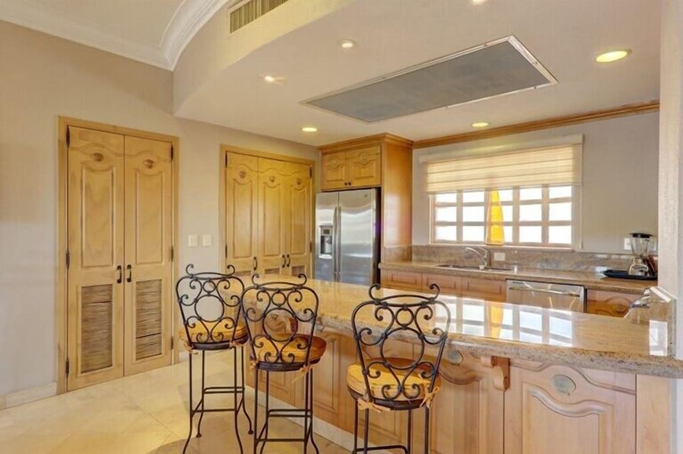 Kitchen w/stainless appliances and new granite