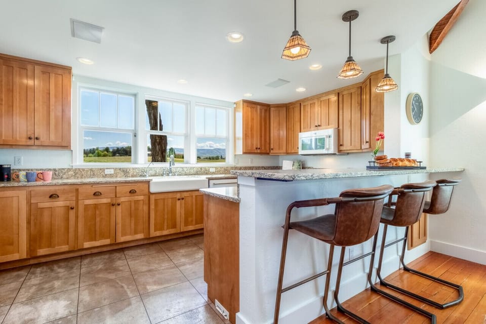 Open kitchen with lots of room to cook