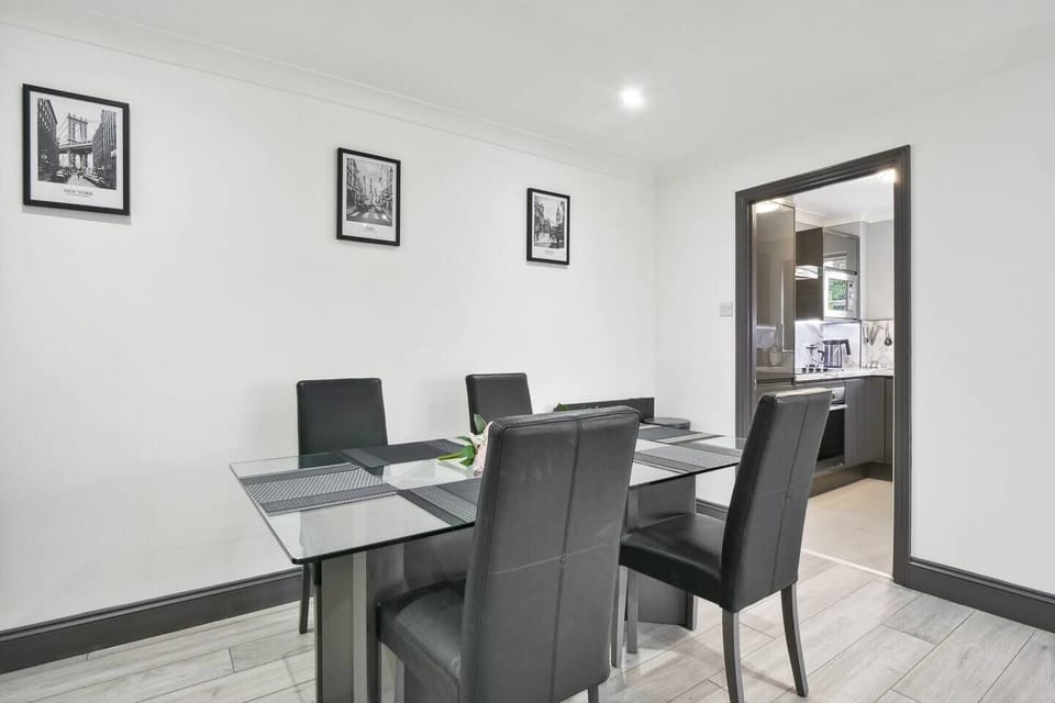 a stylish 4-seater glass table, for a modern and elegant setting for your meals. 