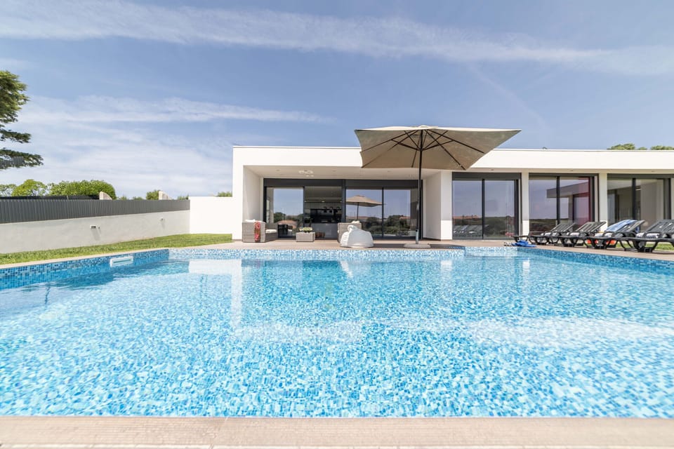 Private pool and sun terrace with loungers — Villa Bahia, luxury holiday villa in Sesimbra
