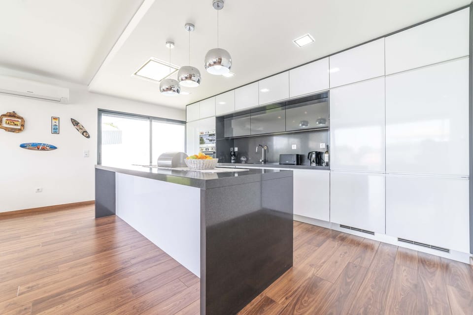 Modern open-plan kitchen with island and pendant lighting — Villa Bahia, luxury holiday villa in Sesimbra
