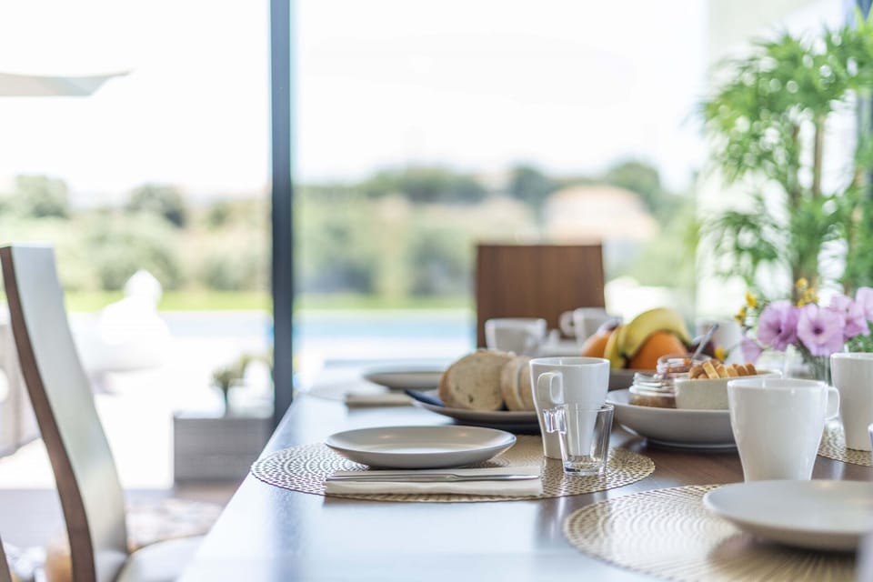 Elegant dining table with countryside views — Villa Bahia, holiday villa in Sesimbra