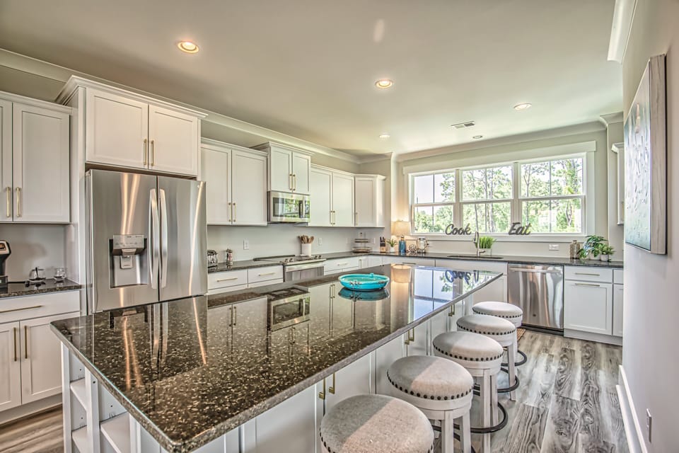 Fully Equipped Kitchen & Island Seating for 6