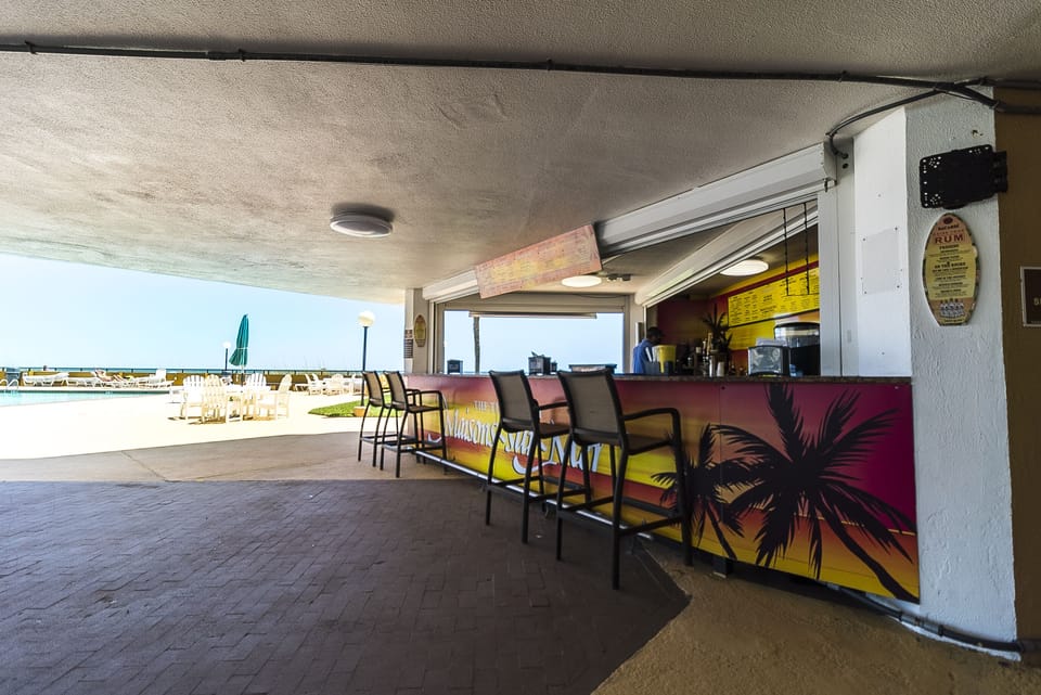 Pool Bar (open seasonally)