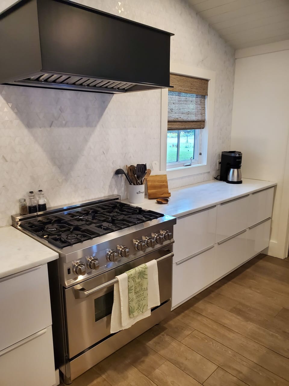 Gas stove & well stock kitchen