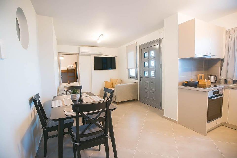 Bright and spacious dining area – Dine in natural light

