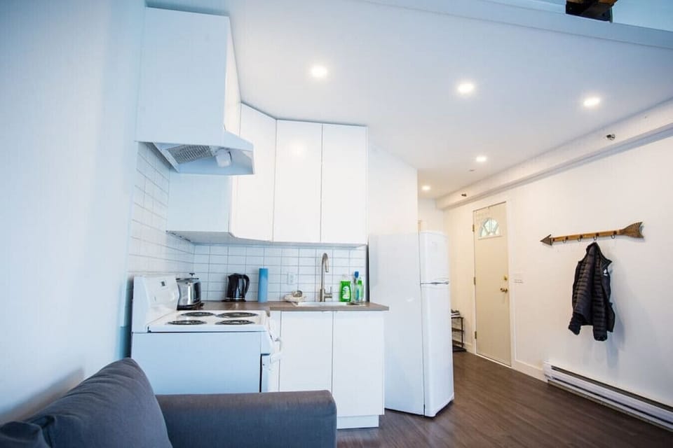 `A nice location to unwind from the hustle and bustle of Whistler. I especially loved the well-stocked kitchen, and Kerry`s quick and friendly responses.`--Lara