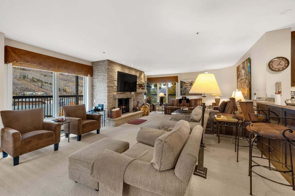 Centennial Residences 17 Livingroom
