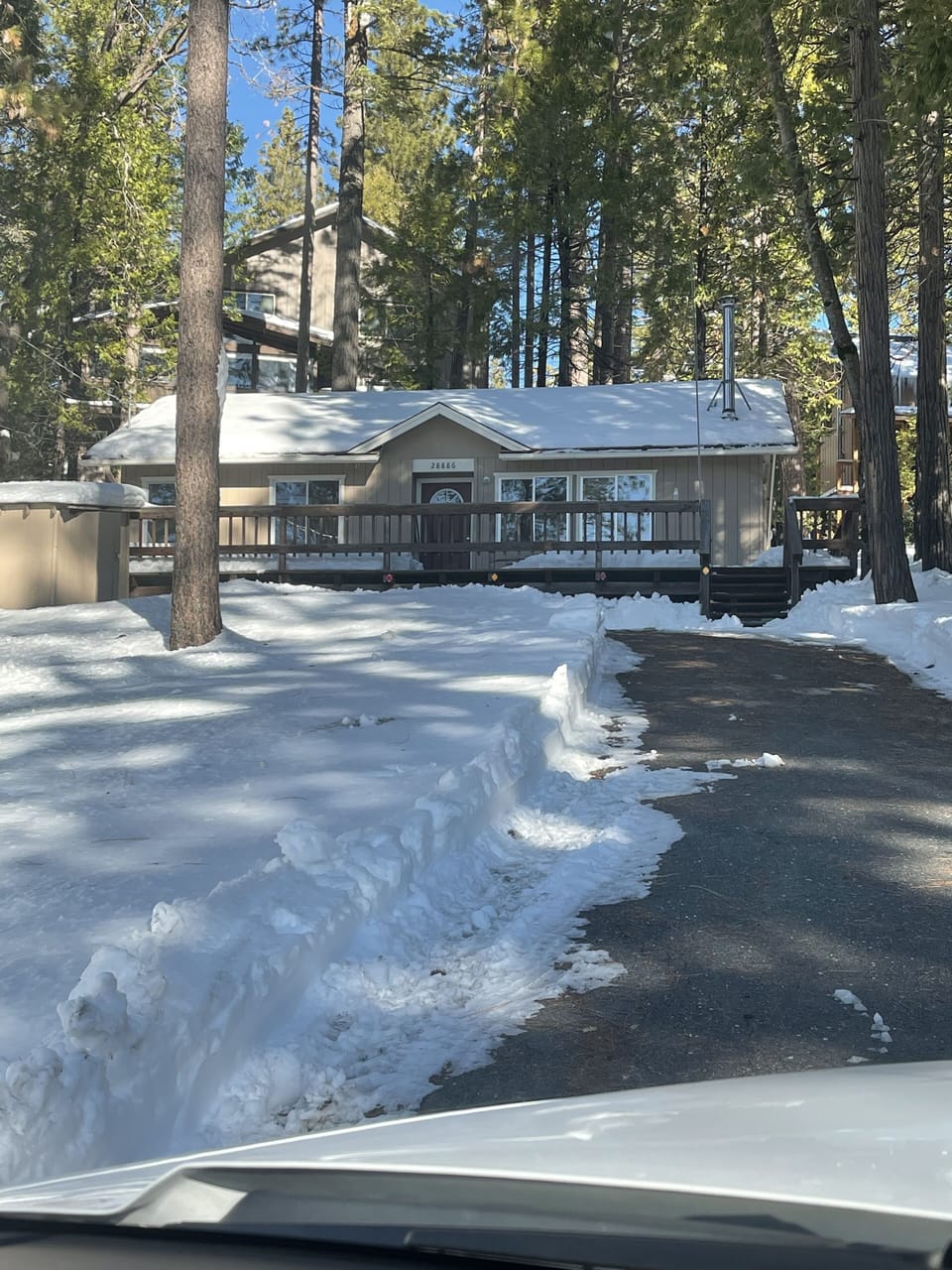 Nice sloped drive way and plenty space for the kids to play in the snow!
