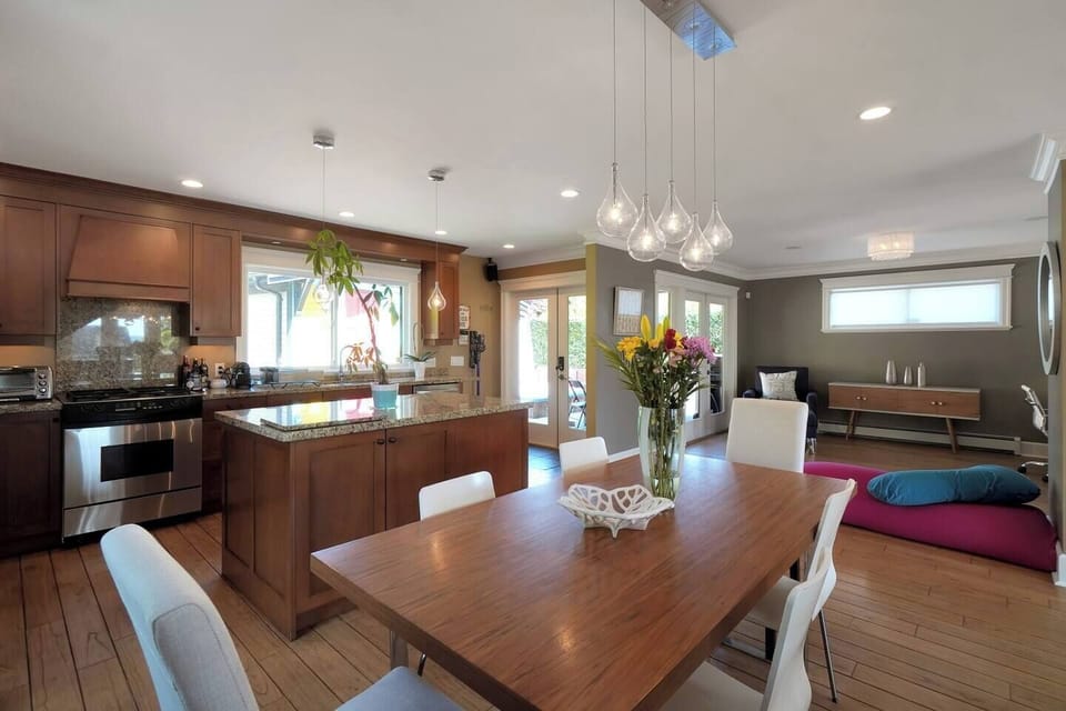 Kitchen table and relaxing space.