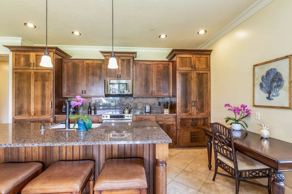 Large gourmet kitchen.