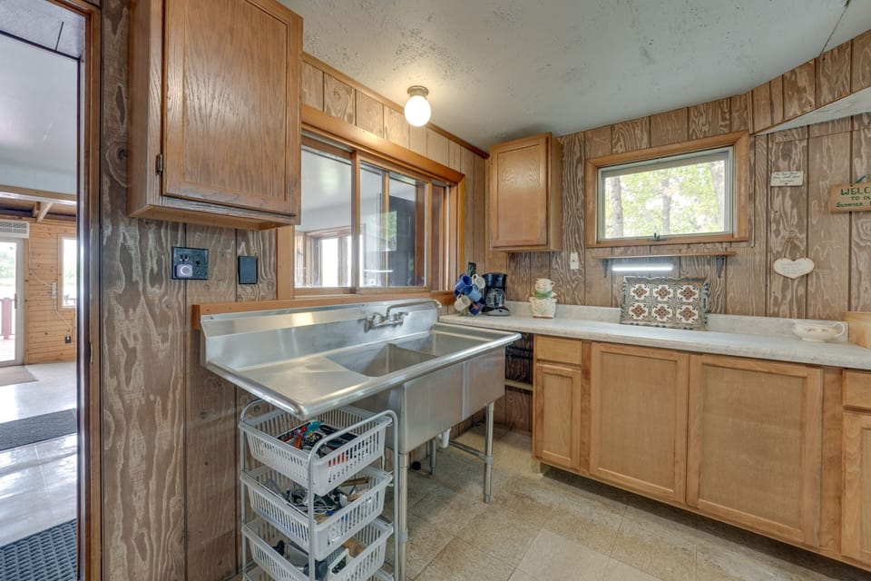 Kitchen | Trash Bags & Paper Towels Provided