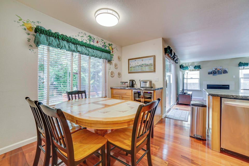 Dining Area | Dishware Provided