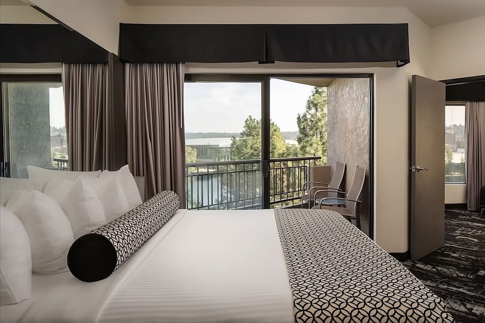 Unit with King bed. Exact unit will be assigned upon arrival. Views, colors and decor may vary.