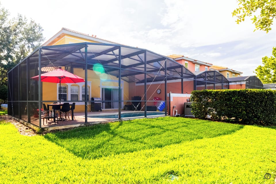 Make the most of Florida’s warm weather
Private screened Lanai | Heated pool