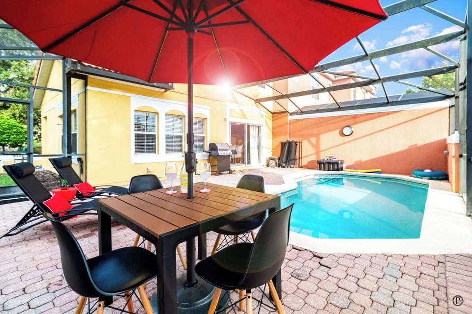 Make the most of Florida’s warm weather
Private screened Lanai | Heated pool