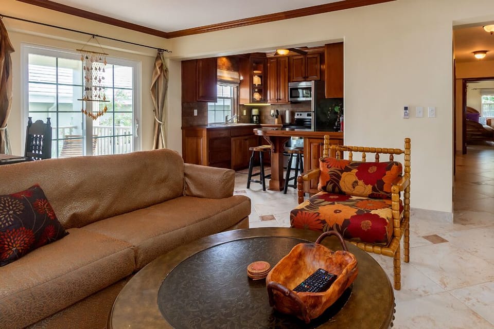 Open floor plan - living room and kitchen