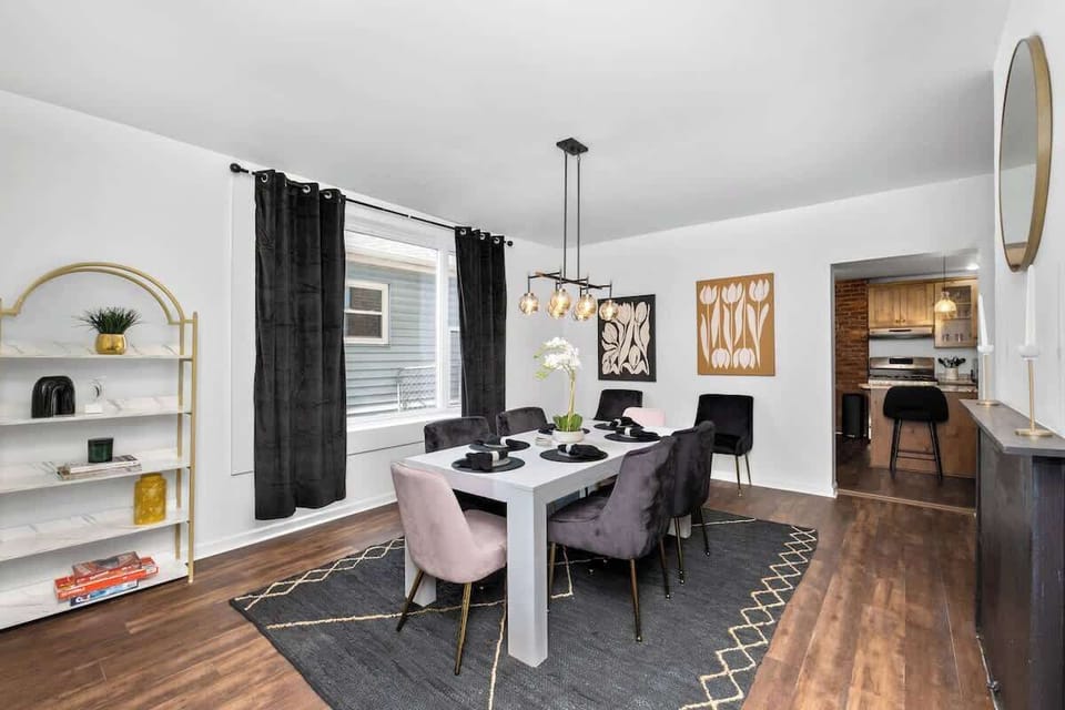 Gather around the table in this cozy dining area, the perfect space for sharing meals and conversation. ✨