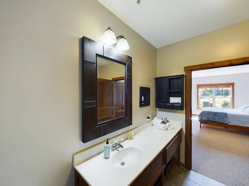 Owner's en suite bathroom.